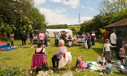 Pub garden full of people at Stoke Cannon Inn, Exeter