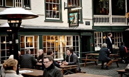 Drinkers in courtyard, the George Inn, Southwark