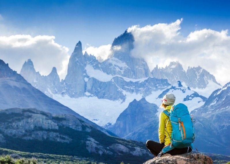 Un escursionista si gode lo spettacolo del monte Fitz Roy, Patagonia, Argentina. 
©Olga Danylenko/Shutterstock 
