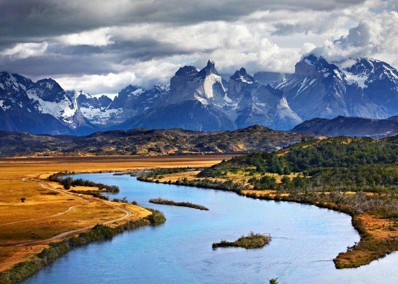 Veduta del fiume Paine River e le montagne innevate del massiccio del Paine, Patagonia, Cile. 
©Matt Munro/Lonely Planet