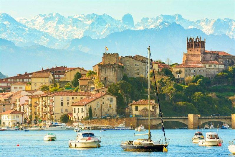 San Vicente de la Barquera, sullo sfondo delle cime innevate dei Picos de Europa © Jon Chica / Shutterstock