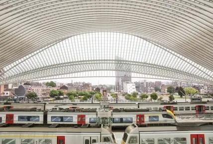 Der Bahnhof Liège-Guillemins in Belgien ist ohne Zweifel das architektonische Highlight der Strecke Paris–Berlin.