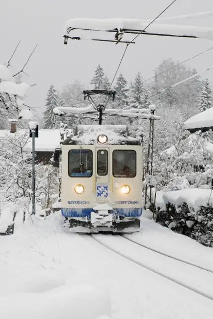Mit einer Zahnradbahn kannst du auf Deutschlands höchsten Berg, die Zugspitze, fahren.