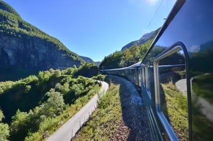 Die Zugfahrt von Oslo nach Bergen führt durch die wilde nordische Berglandschaft mit Fjorden, Wasserfällen und tiefen Wäldern.