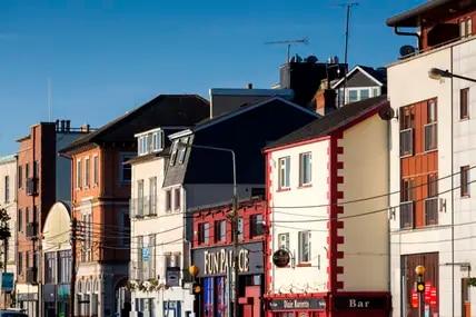 Auf der Fahrt von Dublin nach Madrid kommst du an der malerischen Stadt Wexford vorbei.